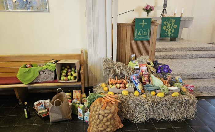 Erntedank Lebensmittel am Altar