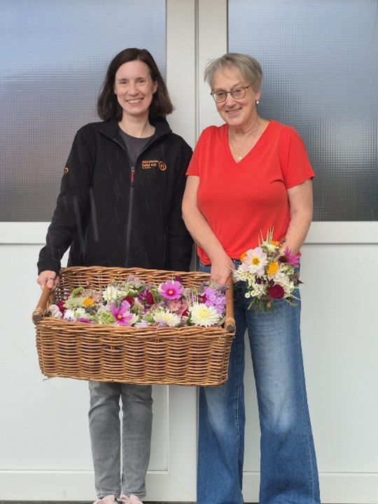 Sandra Lachmann, Tafel-Ausgabe Petershagen, und Floristin Maritha Brinkmann