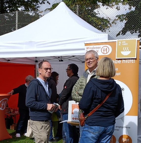 Bild1 Der 1. Vorsitzende der Mindener Tafel, Friedrich Plöger, im Gespräch mit Peter Kock (SPD-Bürgermeister-Kandidat)