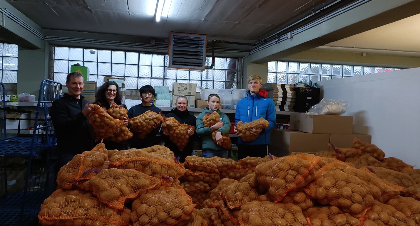Herr und Frau Plenge mit Helfern